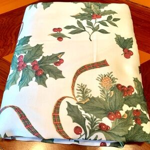 ❤️ Quality Festive  Christmas Holiday XL Tablecloth with Holly and Ribbon Design